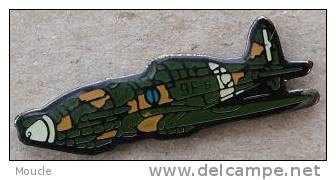 AVION MILITAIRE CAMOUFLE - Aerei