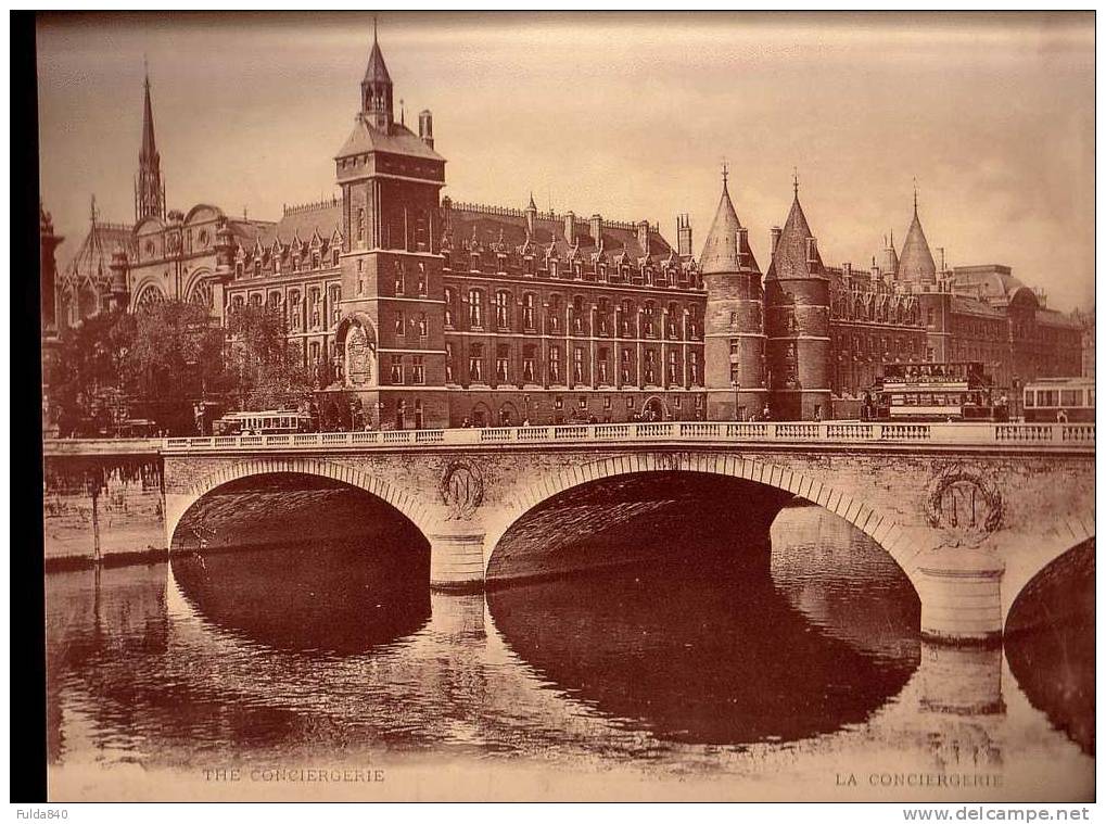 CPA GRAND FORMAT .  PARIS.   La  Conciergerie.      Vers 1900.    (animée) - Autres Monuments, édifices