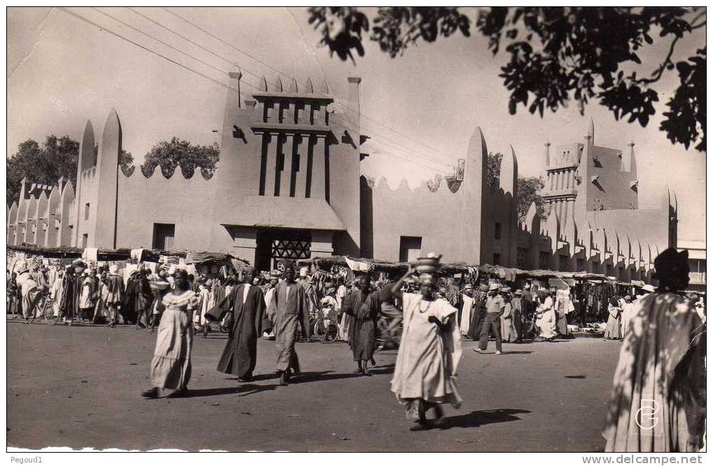 CARTE POSTALE SEMI-MODERNE. AFRIQUE. MALI. BAMAKO. LE GRAND MARCHE. 1957. - Mali