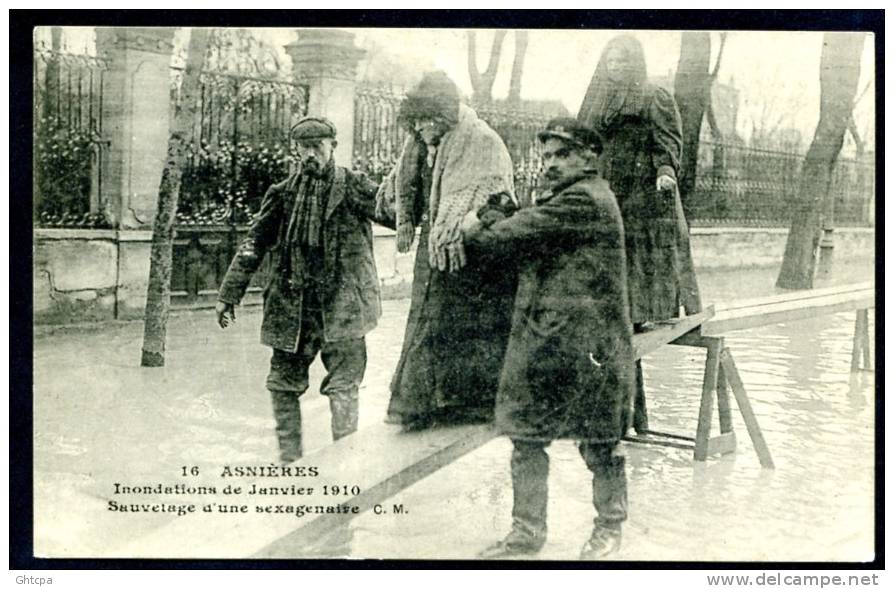 CPA. ASNIERES. Inondations De Janvier 1910. Sauvetage D'une Sexagenaire. / Ed. C. Malcuit. Paris. - Überschwemmungen