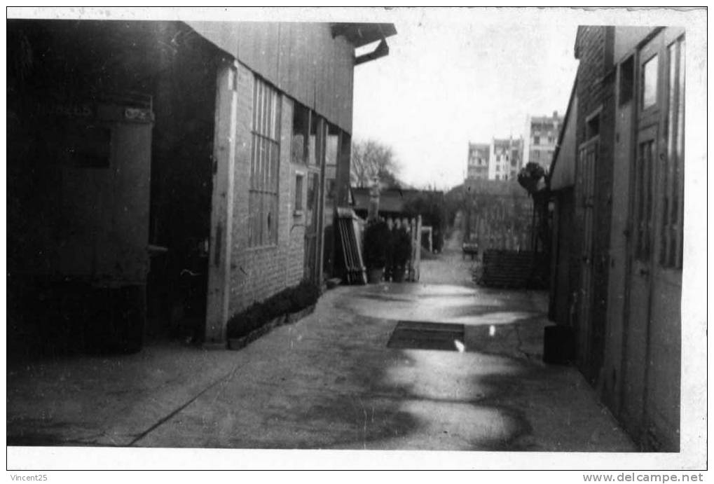 LOT DE 2 CARTE PHOTO REGION PARISIENNE  ATELIER OU GARAGE * PONT  DE LEVAGE  1950  A LOCALISE - Ile-de-France