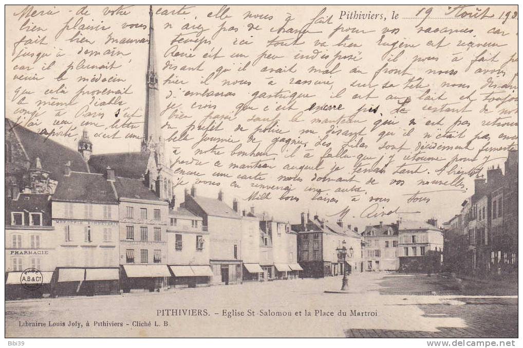 PITHIVIERS.  _  Eglise St Salomon Et La Place Du Martroi. Nombreux Commerces. Pharmacie, Mercerie, Machines à Coudre, Co - Pithiviers