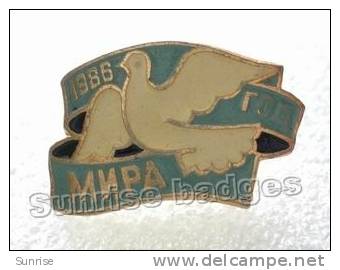 International Year Of Peace 1986y UNESCO / Old Soviet Badge USSR _61_c3048 - Celebrities