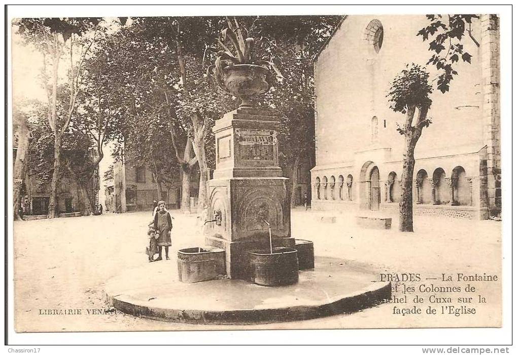 66  - PRADES  -  La Fontaine Et Les Colonnes De Michel De Cuxa Sur La Façade De L´ Eglise  -  Animée - Prades