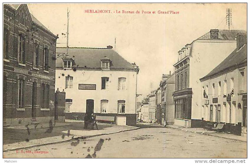 Dept Divers - Nord - Ref  A178- Berlaimont - Le Bureau De Poste Et Grand Place - - Berlaimont