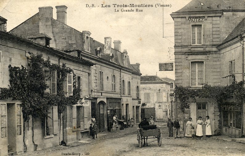 86 - LES TROIS MOUTIERS - La Grande Rue - ANIMÉE - Les Trois Moutiers