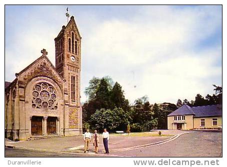 14 - PONT D'OUILLY: L'Eglise Et La Salle Des Fetes - Pont D'Ouilly