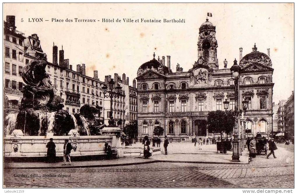 LYON : "Place Des Terreaux - Hôtel De Ville Et Fontaine Bartholdi" - Carrier N° 5 - Lyon 9