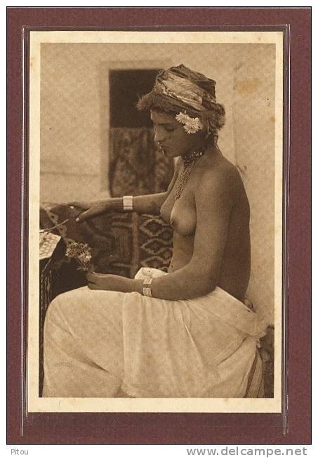 ALGERIE - SCENES ET TYPES - JEUNE FEMME ASSISE - SEINS NUS - Szenen