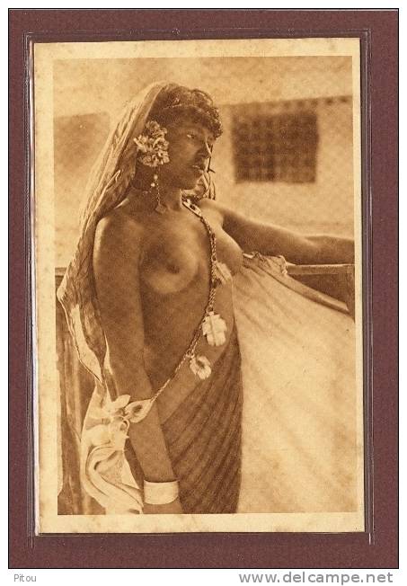 ALGERIE - SCENES ET TYPES - JEUNE FEMME DEBOUT - SEINS NUS - Scenes