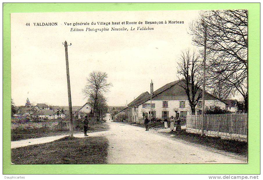 Le VALDAHON - Vue Générale Du Village - Route De Besançon à Morteau - TBE - Animée - Autres & Non Classés