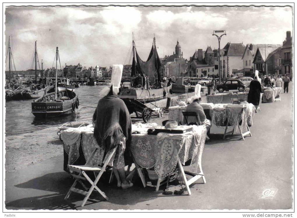 Carte Postale 44. Le Croisic  Dentellières  Marchandes De Dentelles  Sur Le Port Trés Beau Plan - Le Croisic