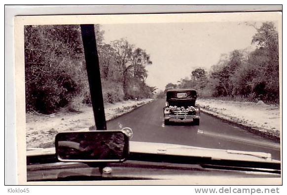 Vénézuela - Machiques - Route Dans La Foret Tropicale Vue Prise D'un Car , Voiture Régime De Bananes Dans Coffre Arrière - Venezuela