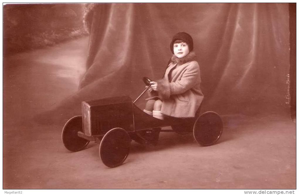 CPA PHOTO. ENFANT . VOITURE  De Course A PÉDALES. JOUET ANCIEN.  DÉCOR ACCESSOIRE POUR STUDIO PHOTOGRAPHE - Szenen & Landschaften