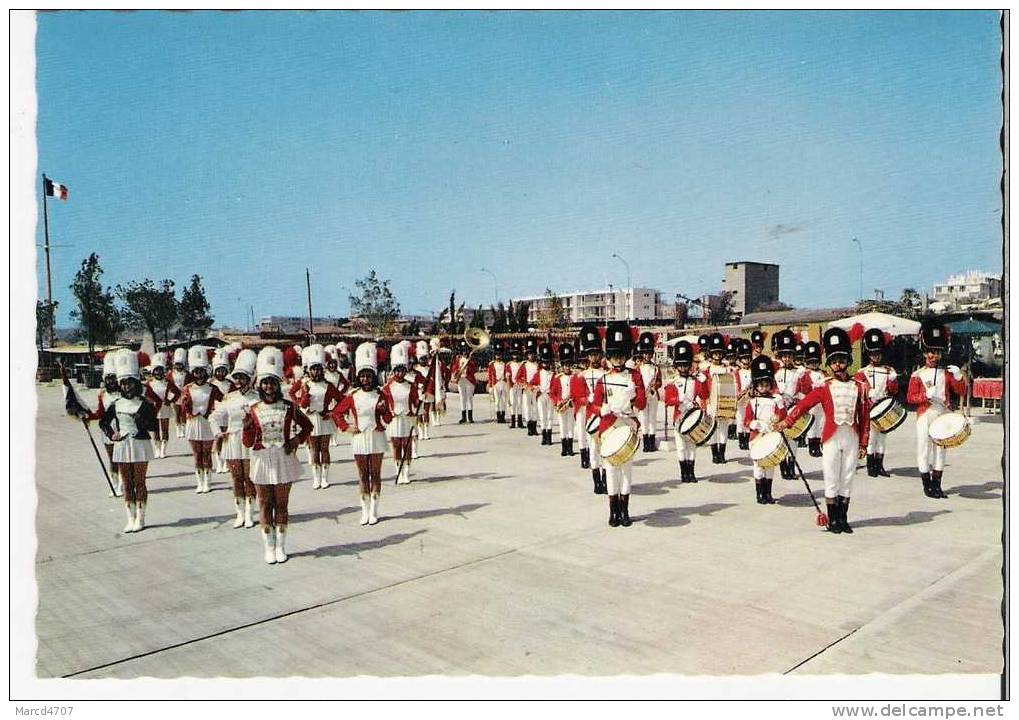 SAINT LAURENT Du VAR 06 Le Groupe De Majorettes Et Fanfare Editions St Laurent Coll Carte Dentelée Véritable Photo - Saint-Laurent-du-Var