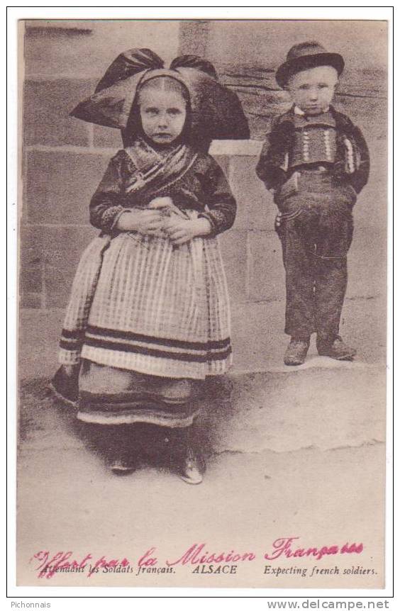 Type ALSACE  Costumes Enfants Attendant Soldats Francais  Offert Par Mission Francaise - Unclassified