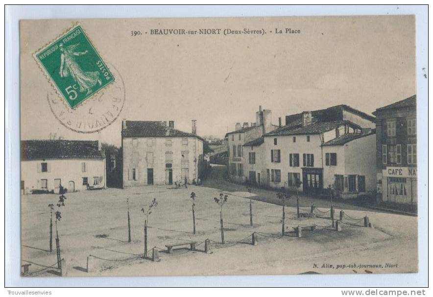 390. BEAUVOIR-sur-NIORT - LA PLACE - Beauvoir Sur Niort