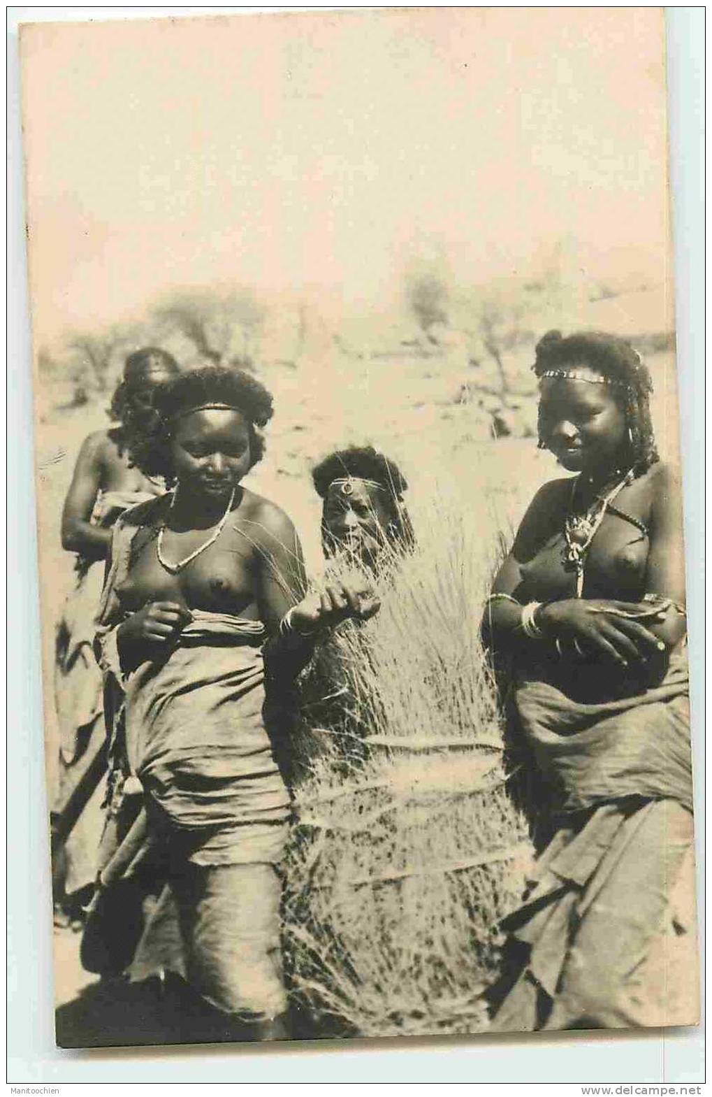 ERYTHREE ASMARA FEMMES AUX FOINS SEINS NUS SUPERBE CARTE - Eritrea