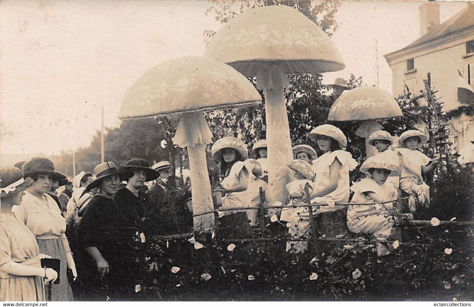 Doué La Fontaine      49   Proche Avenue De La Gare  .Fête Locale  Char  Enfants.. Champignons   Carte Photo (voir Scan) - Doue La Fontaine