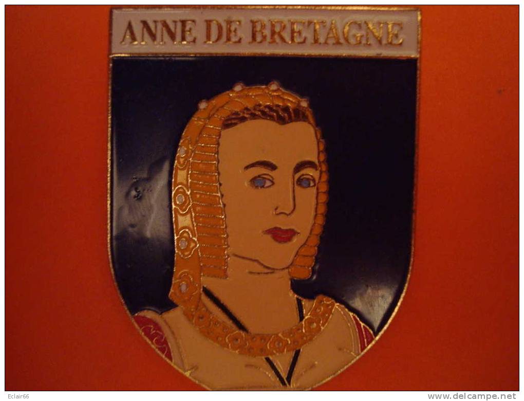 ANNE  DE  BRETAGNE    Ecusson  Broche  Métalisé  ( Reine De France) Hauteur 4cm Larg 3cm - Celebrities