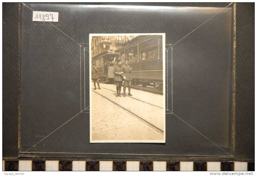 PHOTO GUERRE MILITAIRE MILITATRIA GROUPES HOMMES  TRAMWAY CHEMIN DE FER A IDENTIFIER - Guerre, Militaire