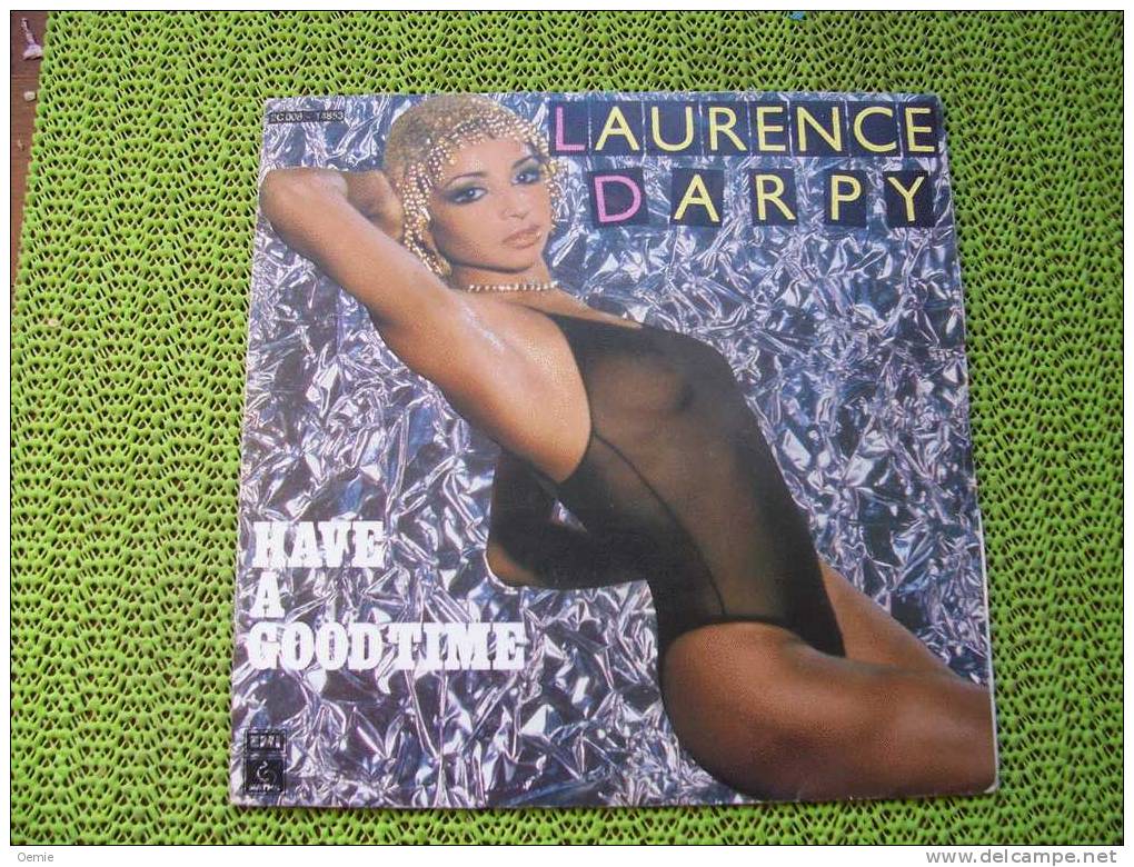 LAURENCE  DARPY   °  AUTOGRAPHE  SUR VINYLE 45 TOURS   PARIS  FOLIES BERGERE  AVRIL 1980 - Autographs
