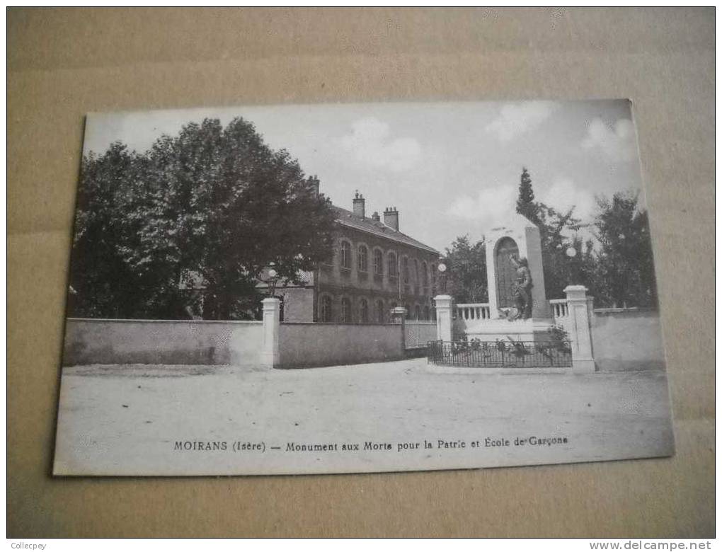 CPA MOIRANS Monument Aux Morts Pour La Patrie Et école Des Garçons - Moirans