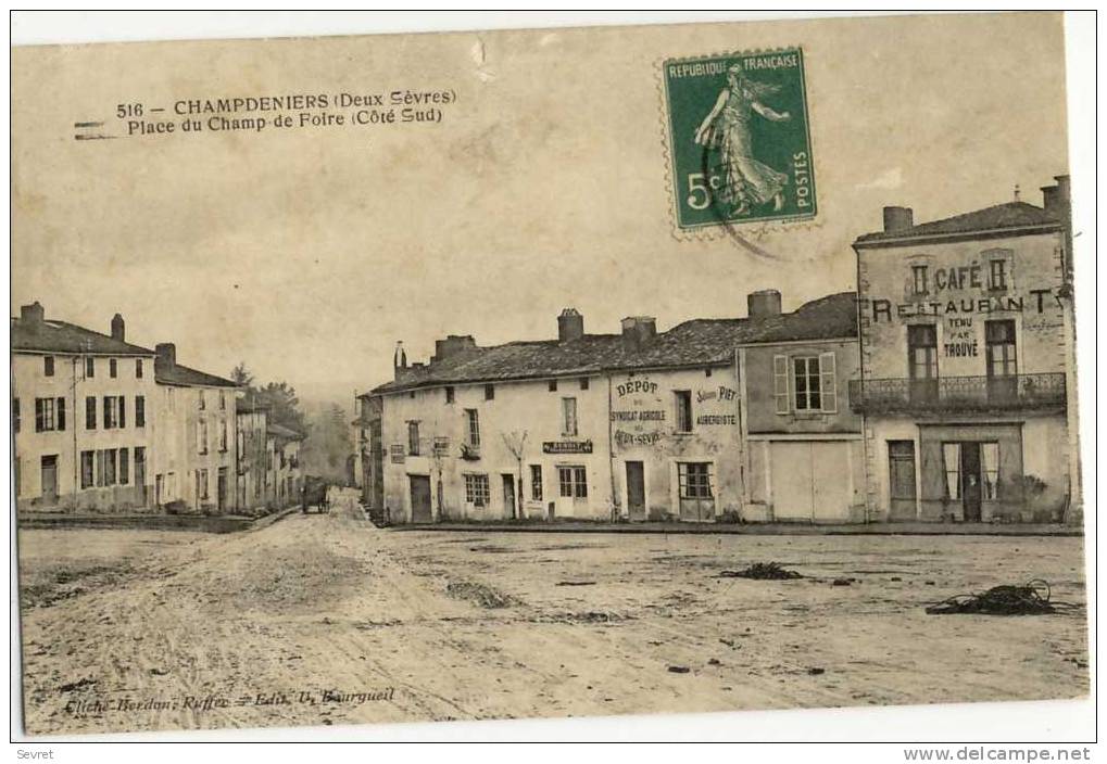 CHAMDENIERS. - Place Du Champ De Foire. CAFE RESTAURANT TROUVE - Champdeniers Saint Denis