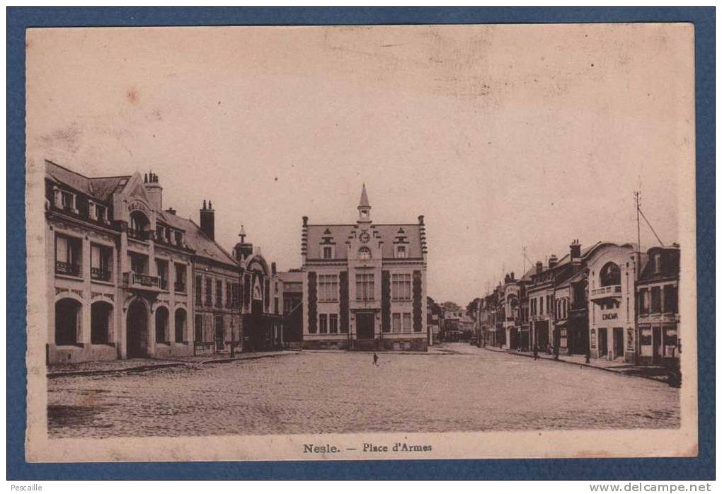 80 SOMME - CP NESLE - PLACE D'ARMES - EDIT. ASSELIN-GIOT IMP. LIB. PAPET. - CINEMA A DROITE - Nesle