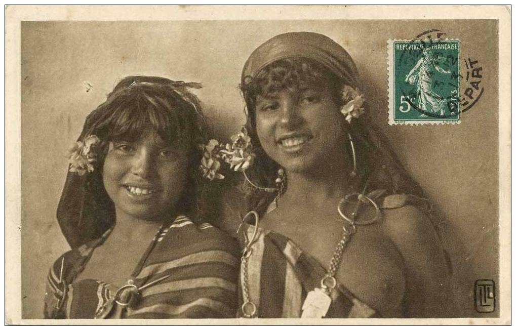 Tunisie - Types D'Orient Les Deux Amies Jeunes Filles Arabes Seins Nus - Tunisie