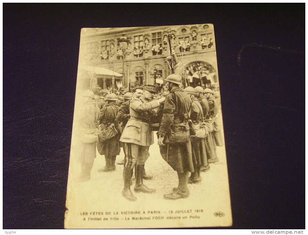 CPA Année   1909 LES FETES DE LA VICTOIRE  A PARIS  FOCH  DECORE UN POILU - Demonstrations