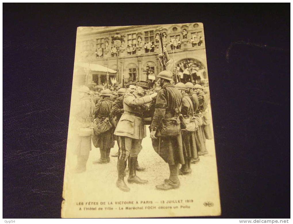 CPA Année   1909 LES FETES DE LA VICTOIRE  A PARIS  FOCH  DECORE UN POILU - Manifestations