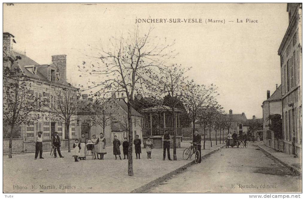 JONCHERY-SUR-VESLE LA PLACE TRES ANIMEE - Jonchery-sur-Vesle