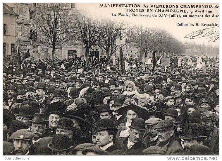 Troyes   10  Manifestations Des Vignerons Champenois..La Foule Bd Du XIV Juillet - Troyes