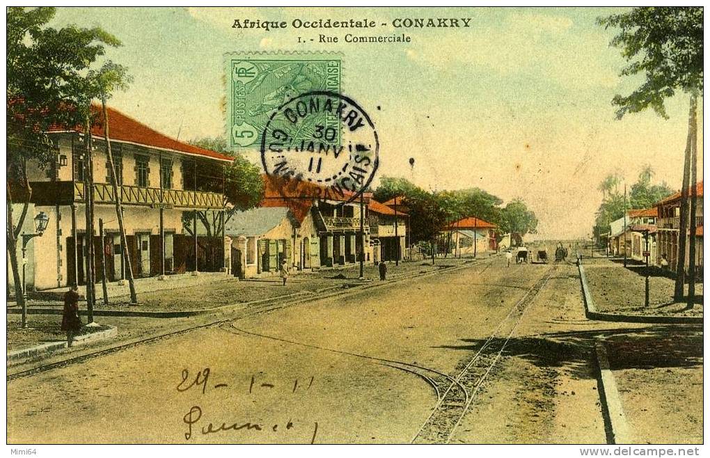 GUINEE .  KONAKRY  RUE COMMERCIALE . (  ETAT : CPA  ABIMÉE AU VERSO -- VOIR SCAN-- ) - Guinee