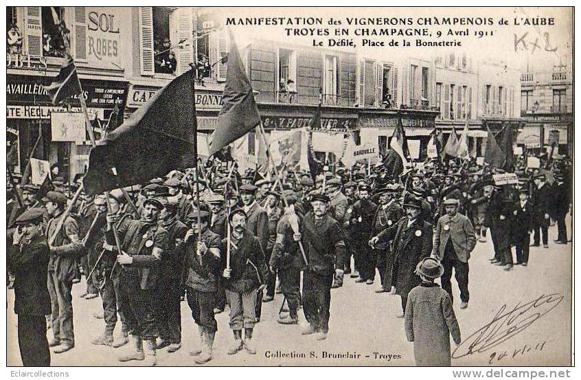 Troyes   Manifestation Des Vignerons ... Le Défilé Place De La Bonneterie - Troyes
