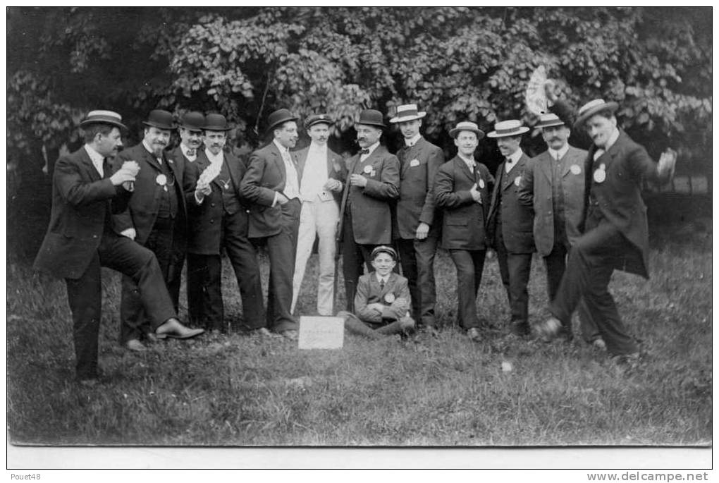 Personnages En Fête - Photo Carte - A Identifier