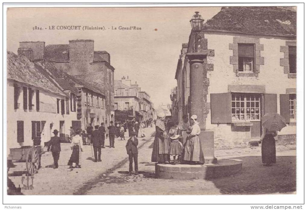 29   LE CONQUET  FINISTERE  La Grande Rue Fontaine Famille Coiffe Bretonne - Le Conquet