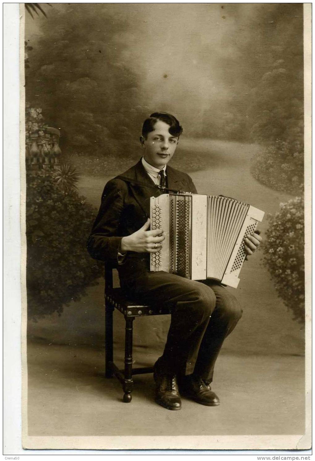 Photo Carte D'un Jeune ACCORDEONISTE - Musique Et Musiciens