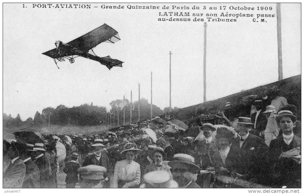 PORT AVIATION JUVISY (91) Aviateur Latham En Vol Au Dessus Des Tribunes - Riunioni