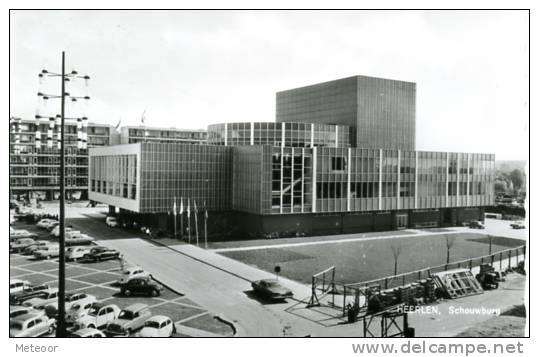 Heerlen - Schouwburg Met Oude Auto's - Heerlen