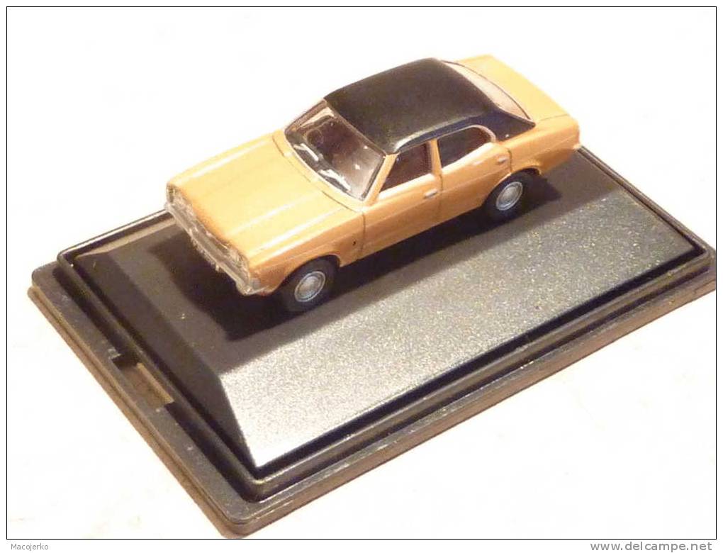 Oxford COR3001, Ford Cortina MkIII, 1:76 - Baanvoertuigen