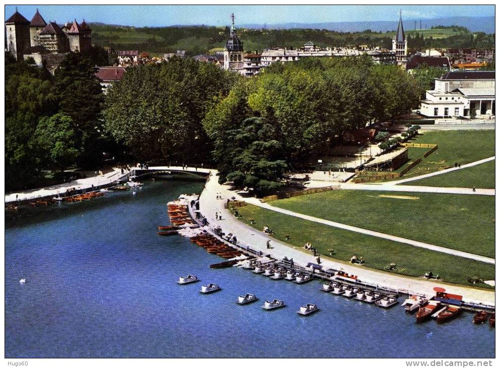 ANNECY - Esplanade Du Pâquier Vers Le Pont Des Amours. Au Fond, Le Château De Nemours ( Vue Aérienne) - Annecy