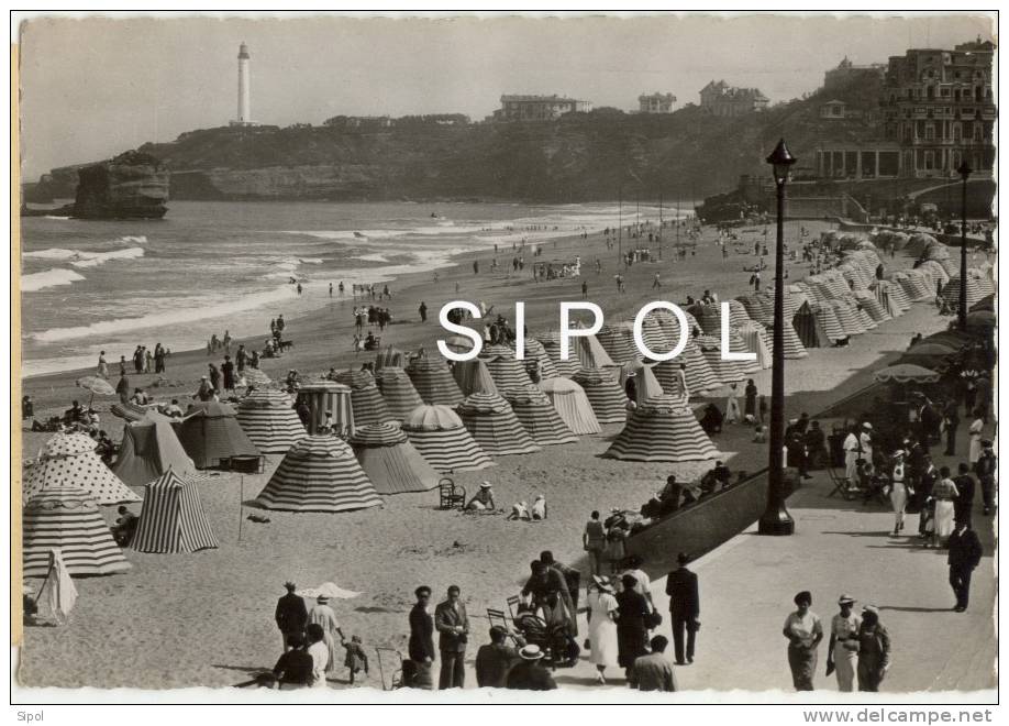 Biarritz 107 - La Grande Plage Animée +++ Phare , Cabines De Plages Circulé En 1951 - Swimming