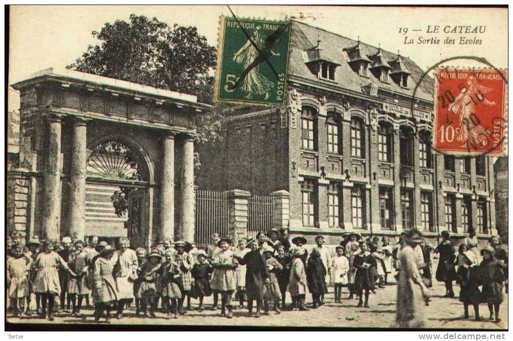 Le Cateau - La Sortie Des Ecoles - Top Carte  -1920 - Le Cateau
