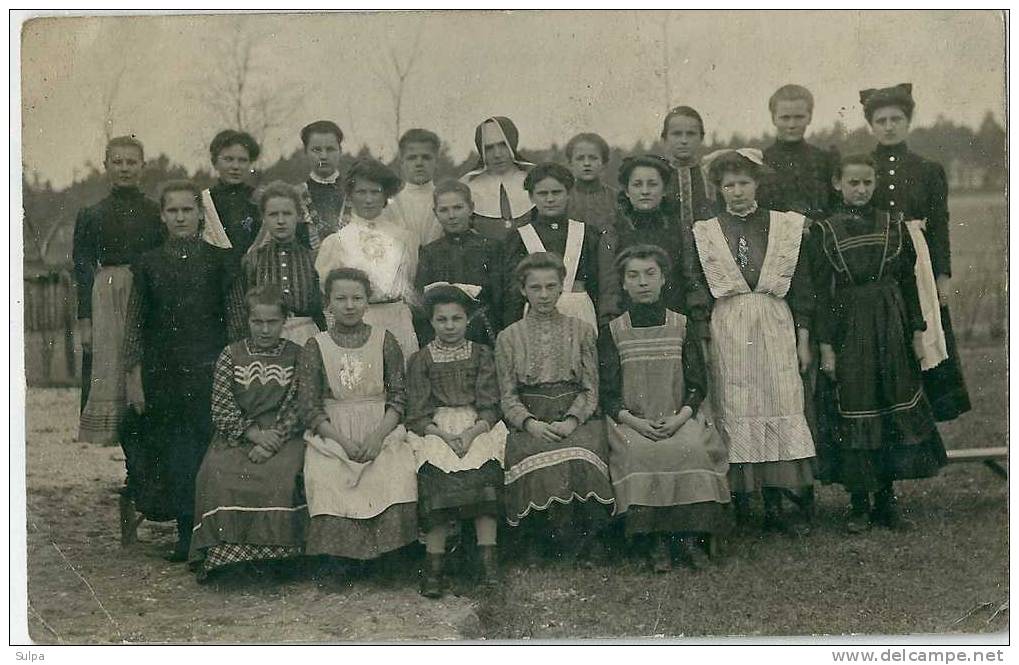 Salwontzitz, Photo-Postkarte: Verschieden Gekleiderte Mädchen Und Klosterfrau - Mode - A Identifier