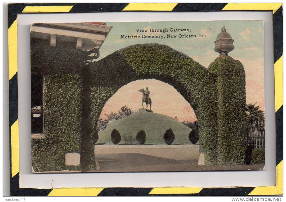 VIEW THROUGH GATEWAY, METAIRIE CEMETERY, NEW ORLEANS, LA. NON CIRCULEE - New Orleans