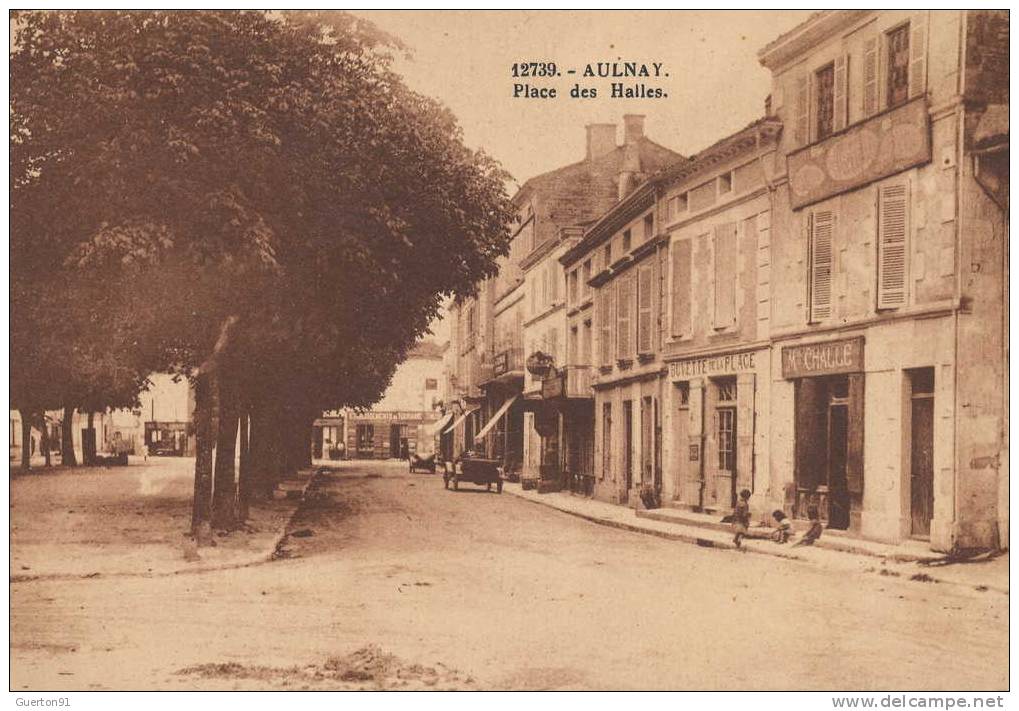 CPA  (17)   AULNAY  /  Place Des Halles - - Aulnay