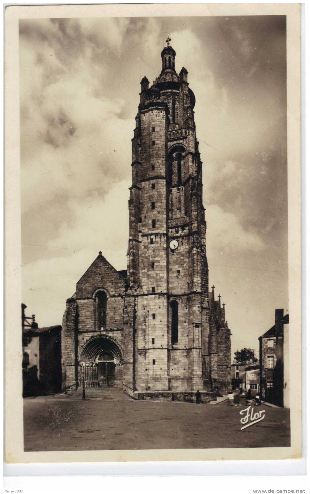 + Bressuire L'Eglise Notre Dame Et La Place - Bressuire