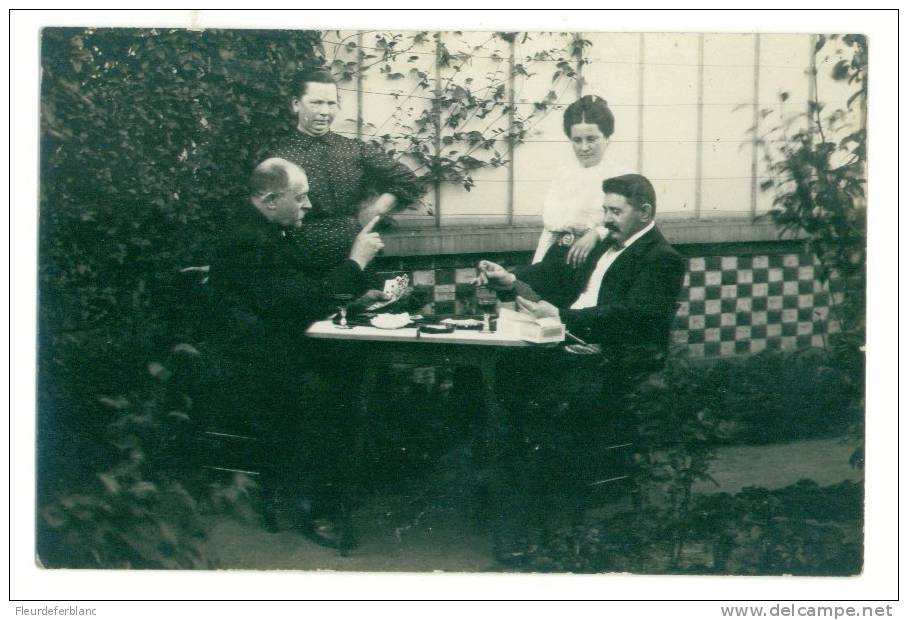 Carte Photo - Joueurs De Cartes (et Leurs Supporters !) Inscrit Au Dos [société Des Produits "As De Trèfle"] - Playing Cards